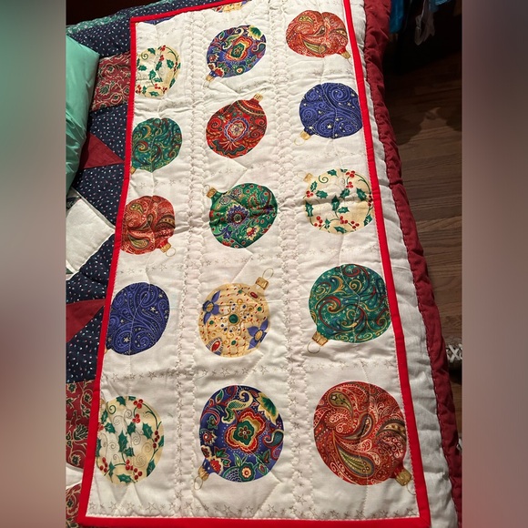 Homemade patchwork machine and hand quilted reversible Christmas decoration31x15 - Picture 2 of 2